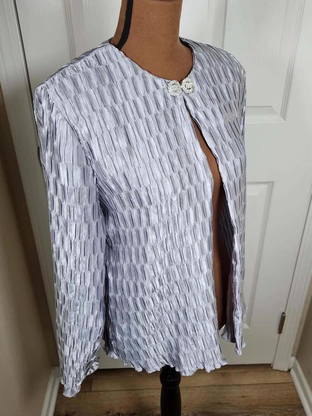 Cachet Open Front Jacket Silver Pleated Satin Rhinestone Clasp Women's Size M